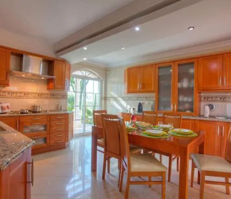 Catarina Villa *